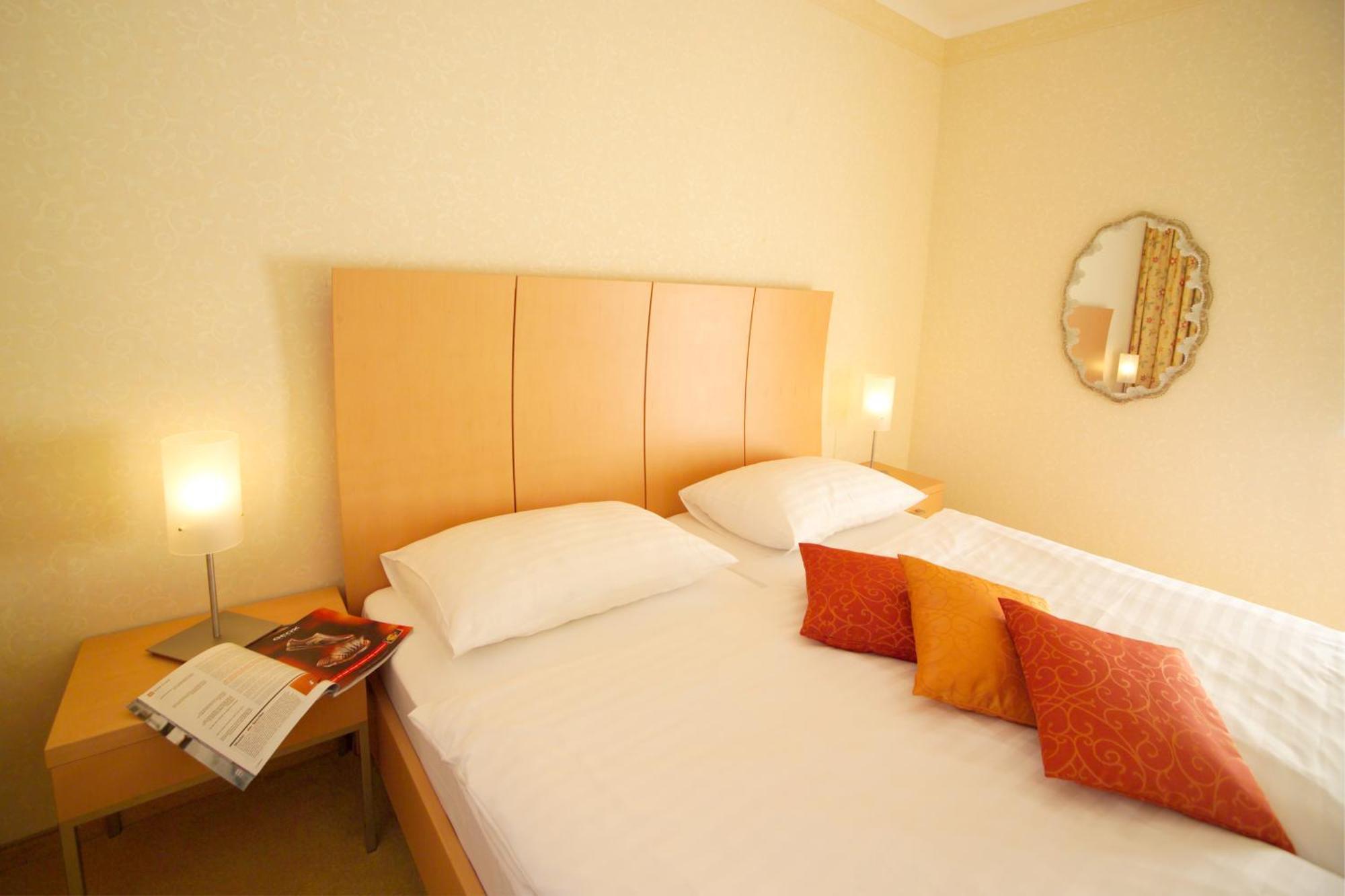 Strandhotel Alte Donau Vienna Room photo