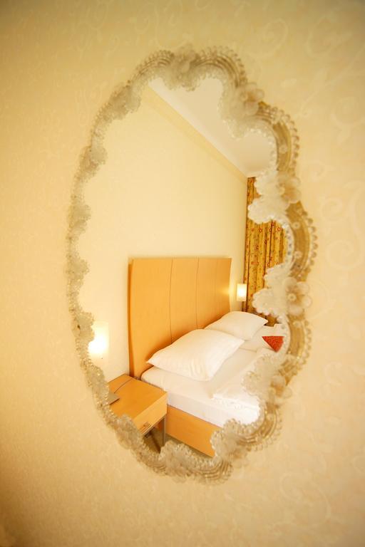 Strandhotel Alte Donau Vienna Exterior photo